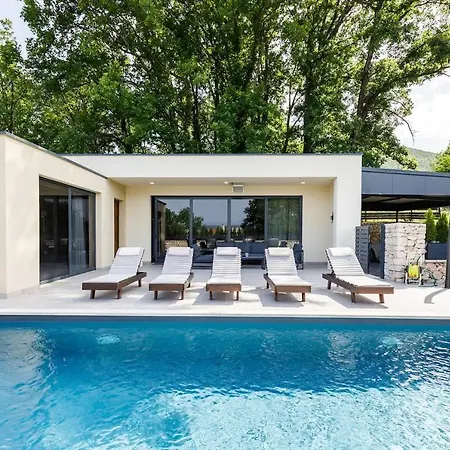 Noel - Luxury With Pool *